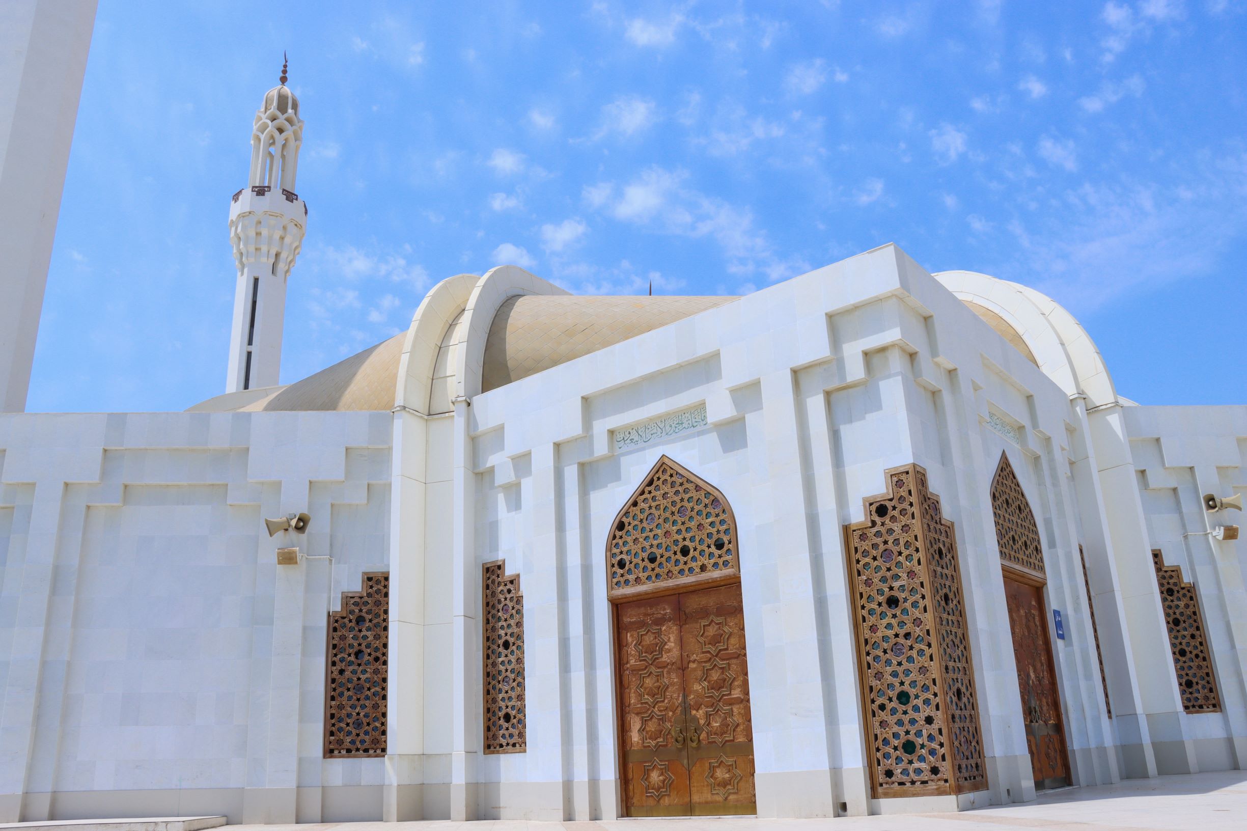 حكم الخروج من المسجد بعد سماع الأذان الموحد